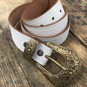White embossed belt with western beauty ‘antique gold’ buckle.  One size 42 XL, makes a beauty belt or can be worn as a dressy waist belt.   Genuine soft leather with snap rivets to change your buckle set.  A nice 1.5 inch wide belt with multi buckle holes. 