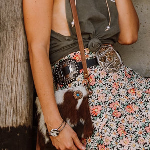 A beautiful cowhide mini bag that packs punch! It’s the perfect size to carry your ‘on the go’ essentials in style. The gorgeous western boho bag also doubles as clutch with removable strap.