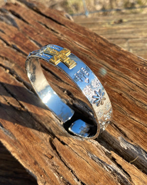 Statement piece  Santa Fe Artisan, one of a kind cuff with gorgeous ‘unique’ detailing.   Handcrafted in .925 Silver with a touch of golden accent so you can mix with your own silver or golden jewellery.