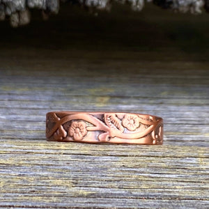 Vintage copper finish  Western style embossed with 2 magnetic inlays (considered for holistic health benefits).   Medium Adjustable Unisex Thickness 2mm Weight 8g Copper: nickel and lead free Handcrafted These make a lovely gift, you’ll want to keep for yourself.