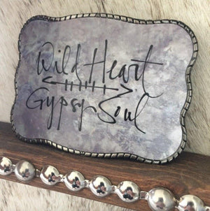 Western style buckle that Securely holds up to 5 cards.   The original Wallet Buckle USA  Securely Holds Up to any 5 Cards Slight Taper Pinches Your Cards to Hold Them in Place Access your Visa Cards, IDs, and even Cash in 2 Seconds  Quality Metal hardware 10 x 7.5cm. Fits any snap belt (we sell snap belts) Great for festivals, rodeo events and those nights on the town. You can ride bucking bulls and your cards won’t fall out! 