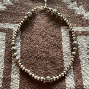 Iconic Western design of 5, 6 & 8mm Navajo Pearls with desirable 'Southwest’ pumpkin beads.  Stunning shorter 14” length is amaizing with your fav tee or button up shirt. The clasp comes with a 1" extension chain so you can play with the length.