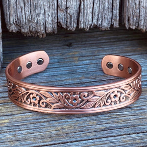 Nicely weighted solid copper cuff bracelet!   Western style engraving with 6 magnetic inlays (considered for holistic health benefits)  Large Unisex. Swan Creek Interiors. 🇦🇺