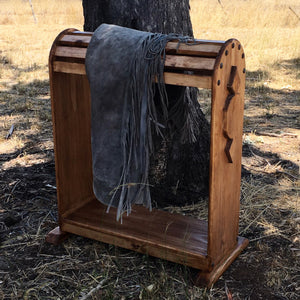 Display your Pride and Joy on this custom made saddle stand.  Custom made here at Swan Creek in 🇦🇺 Pine. Photo finished with a light Smokey stain with top mount CLagos  (genuine mexican nailhead) and wooden plaque mount.   Size 740mm High x 740mm Long x 320mm Wide.  Option: variations of shapes for plaque mount, clavos accent, stain colours and finish.