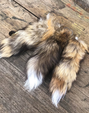 Western Fox tail with clip.  Very good replica, you’ll never know the difference. Clip one of these baby’s on to your favourite bag, car keys or outfit for Cowgirl Cred! ❤️  Each is a little different, large size. Length approx 14” inches. Brown with tan, white and black accents. Imported.