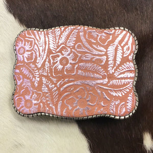 Western style buckle that Securely holds up to 5 cards.   The original Wallet Buckle USA  Securely Holds Up to any 5 Cards Slight Taper Pinches Your Cards to Hold Them in Place Access your Visa Cards, IDs, and even Cash in 2 Seconds  Quality Metal hardware 10 x 7.5cm. Fits any snap belt (we sell snap belts) Great for festivals, rodeo events and those nights on the town. You can ride bucking bulls and your cards won’t fall out! 