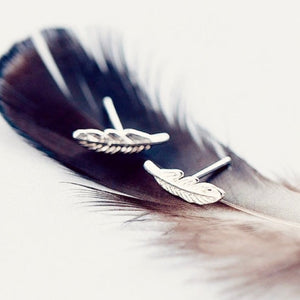 These Southwest feather studs are gorgeous and so easy to wear all day long.  Artisan made in .925 Sterling silver. Petite Studs.  Lovely on sentitive ears with .925 🦋 findings.  Little gift box. Perfect little gift your want to keep for yourself.🤠
